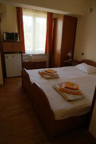 Гостевой дом Apartments and Rooms Troya Котор Бюджетный двухместный номер с 1 кроватью или 2 отдельными кроватями-2